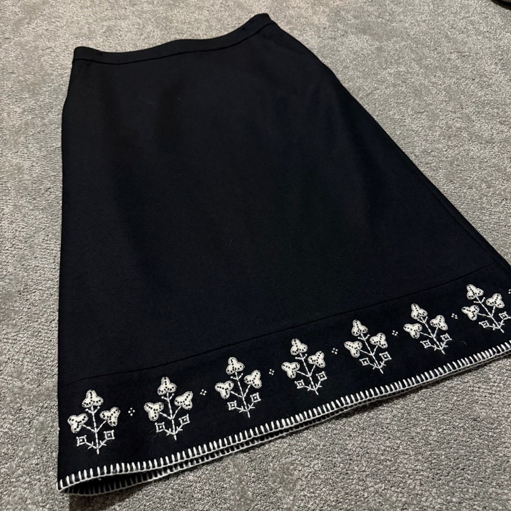 Ann Taylor wool & cashmere mid length skirt black with white stitching size 4